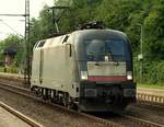 MRCE ES64U2-005/182 505-8 schleicht hier wegen eines roten Signals durch Schleswig.