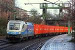 Nach dem Hagel-Schauer kam die MWB 182 911-8(ex ÖBB 1116 131-2/1116 911-7, UNT/LD X/15.11.07, Verl/NNR/14.11.15) mit einem  Hamburg-Süd  Containerganzzug durch HH-Harburg gefahren.