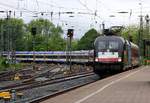 Einfahrt HKX 1806 nach Köln mit Zuglok MRCE/BoxXpress/HKX 182 508/ES64U2-008 in den Hamburger Hauptbahnhof.