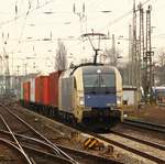 183 705 rollt hier mit einem Containerzug durch den Bremer Hbf.