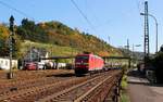 DB 185 158-3 fährt hier mit ihrem Stahltransport durch Linz(Rhein).