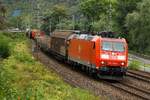 DB 185 089-0 fährt hier mit einem Güterzug am Rhein entlang und passiert gleich Bacharach.