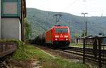 DB 185 366-2 mit einem Öler am Haken durchfährt hier den Bhf Kaub(Aufnahmestandort Abstellplatz für Mofas/Roller).