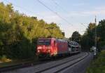 185 066 ist am Abend des 28.6.2024 um 20⁴⁵Uhr  mit dem werktäglichen AUDI Ganzzug im letzten Abendlicht durch Neckargerach gen Heidelberg fahrend aufgenommen worden.