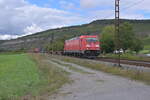 185 295-3 mit einem Kastelzug in Thüngersheim gen Würzburg fahrend am 12.9.2024