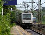 Railpool 185 671-5 mit dem TXL-Zug DGS 40566 bei der Durchfahrt in Schleswig.