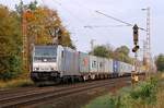 Railpool/boxXpress 185 717-6(ehemalige 481 002 der Eurocom/Ungarn)hat einen fast reinen Mærsk Containerzug am Haken.