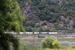 Zwei unbekannte Crossrail-185er ziehen hier einen Ewals Zug bei Oberwesel den Rhein entlang.