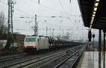 Railpool/PCT 185 637-8 fährt mit vielen Autos aus Wolfsburg am Haken durch den Bremer Hauptbahnhof.