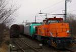 Northrail 275 105-5 und die an die HLG vermietete 185 634-3(RBS AF)stehen zusammen mit 25 französichen Leih-Wagen(vermietet durch ERMEWA Berlin) der Gattung Roos in der Ladestrasse in Jübek