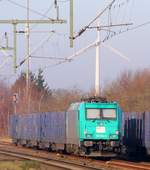 Die Morgensonne genießend steht die an die HLG Holzlogistik verliehene 185 634-3 mit den Snps5 Wagen abgestellt an der Ladestrasse in Jübek.