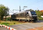 MRCE/CFL Cargo 185 552-7(R1/Be/10.10.13) mit dem Zementzug nach Deuna passiert hier nach kurzem Halt den Bü Karpfenteich in Schleswig.