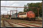 Captrain MY 1122 hat die TXL/MRCE 6 185 408 und zwei Tragwagen übernommen und rangiert diese zum TXL Terminal im Industriegebiet Padborg.