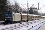 MRCE/CFL 185 556-8 mit dem voll beladenen Spanplattenzug festgehalten bei der Durchfahrt in Schleswig 25.01.2015