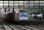 Railpool/HSL 185 671-5 mit Containerzug festgehalten bei der Durchfahrt im Bremer Hbf.