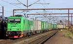 GreenCargo Br 5404(9180 6185 404-1 D-GC) hat hier mit dem Lineas-Güterzug Einfahrt in den Bhf Pattburg.