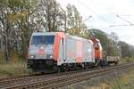 hvle 185 583 fährt mit der Northrail MaK G 322 220 124 und einem Bremswagen im Schlepp auf das Halt-zeigende Einfahrtsignal von Pattburg/Padborg zu, Harrislee Grenze 1.11.2021