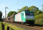 ITL 185 543 in verschiedenen Grüntönen vor Schiebewandwagenzug Harrislee Grenze 16.05.2022