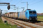 ATLU 185 518 vor Innofreight Containerzug wartet in Pattburg/Padborg auf Ausfahrt gen Süden, 03.06.2022