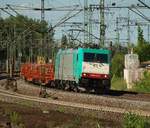 186 243-2 fährt hier mit einem Schienentransportzug durch HH-Hamburg.