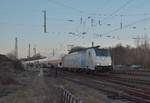 Übern BÜ Blumenstraße in Grevenbroich kommt die RTB 186 423-0 mit einem Tankwagenzug gen Köln gefahren am Abend des 14.2.2017