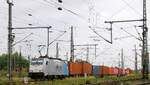 LINEAS/PAILPOOL 186 427 durchfährt mit ihrem Containerzug den Güterbahnhof Oberhausen in Höhe des Stellwerks Mathilde 09.06.2022