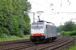 Die schon bei dem Stellwerk Mathilde fotografierte RAILPOOl 186 493 fährt nun Lz an den Fotografen an der Abzweigstelle Lotharstraße vorbei, 09.06.2022