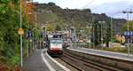 RP 186 499 mit Tragwagenzug Durchfahrt Bacharach 26.10.2023