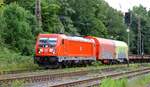 DB 187 194 passiert mit einem Güterzug den Bahnübergang am alten Bahnhofsgebäude von Ratingen-Lintorf 10.06.2022