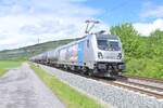 In Thüngersheim kommt AGE 187 002 mit einem Kesselwagenzug gen Würzburg Hbf gefahren. 5.5.2024