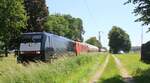 DB 189 096-1 + 189 075 mit Kesselwagenzug, Bü Peelsheide bei Boisheim 08.06.2024 