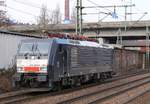 189 803-0/ES64F4-803 verlässt hier Hamburg Richtung Maschen.