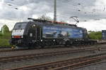 Bayernhafen Gruppe Werbelok 189 281 mit einem Kastelzug auf dem Weg nach Rotterdam bei der Durchfahrt in Grevenbroich auf der Kbs 465 Köln-Mönchengladbach.