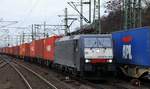 boxXpress/MRCE 189 934-3 fährt hier mit einem Containerzug am Haken durch HH-Harburg.