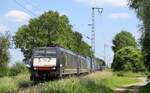 BRLL 189 280 + 189 283 mit LKW Walter KLV passiert den Bü Peelsheide bei Boisheim am 08.06.2024