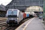 Railpool 193 804-2 durchfährt hier mit einem langen Containerzug den Bremer Hauptbahnhof am 01.011.2013