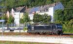 Einsam stand der schwarze Vectron 193 620-2 am Stellwerk Koblenz Hbf abgestellt.