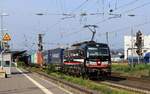 SBB Cargo in schwarz...193 657-4, REV/MMAL/09.05.17, Verl/KG 9/01.05.2024 mit KLV/Containerzug.