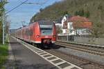 425 597-2 als RE8 nach Koblenz bei der Durchfahrt in Leubsdorf am Samstag den 25.3.2017