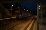 Einfahrt in den Bahnhof Neckargerach hat der 425 733 am Abend des 9.9.2024 als S1 nach Neustadt Weinstraße Hbf.