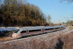 Der 13-teilige schweiztaugliche 0412 069 hat soeben den Kieler Hbf in Richtung Zürich verlassen und passiert bei eisigen Temperaturen am 25.12.2021 den Ortsteil Kiel-Gaarden 