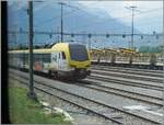 In St-Triphon sind etliche bwegt Triebz�ge abgestellt, die hier wohl auf einen Platz in Villeneuve zum ETCS Einbau warten. Die Z�ge k�nnen leider nur vom Zug aus fotografiert werden. Im (nicht so gelungen) Bild der Arverio ET 5.11 (Baureihe 1429 / 1829).  Ob die Schmierereien hier oder dort angebracht wurden entzieht sich meiner Kenntnis. 

10. Juli 2026