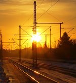 Die aufgehende Sonne an einem winterlichen Morgen festgehalten im Bhf von Schleswig.