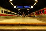 Morgens um 04.38h im Karlsruher Hbf Blick auf Gleis 1 und 2, links parkt ein ICE und rechts steht der kurz vorher angekommene CNL 479 nach Zürich(Neuschnitt mit Nachbearbeitung).