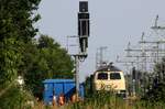 Blick auf einen kleinen Rangierunfall in Jübek....links der  tiefer gelegte  Eaos Wagen und rechts die DB 218 330 mit dem Netz Notfalltechnikwagen aus Kiel.