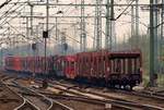 Nachschuss auf die 232 569-4 die hier mit einem leeren Autotransportzug durch HH-Harburg dieselt.