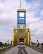 Vatertagstour Teil 1: Blick auf die Kattwyk Brücke die für die Durchfahrt eines Schiffes geöffnet wurde.