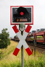 Optional wird man am Bü Dreieckskoog akustisch auf einen zweiten Zug hingewiese, die Klingel vertreibt allerdings selbst die Schafe am Deich. Klanxbüll 04.08.12 