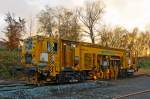 
Die Sonne geht so langsam unter, doch es wird noch gestopft auf dem Hauptgleis vom Rangierbahnhof der KSW Kreisbahn Siegen-Wittgenstein (ehem. Freien Grunder Eisenbahn AG) in Herdorf (10.11.2014). 

Im Einsatz ist die Plasser & Theurer Zweiwegestopfmaschine Typ Plassermatic 08-275/4 ZW-Y (Schweres Nebenfahrzeug Nr. 99 80 9824 001-8 D-WG) der WALTER GASTHAUS Gleis- und Tiefbau GmbH & Co. KG aus Duisburg (SRR Rhein-Ruhr). Die ZW-Stopfmaschine wurde 2010 von Plasser & Theurer unter der Fabriknummer 1341 gebaut.

Die DB AG-zugelassenen Zweiwegestopfmaschine Typ Plassermatic 08-275/4 ZW-Y fhrt Stopfleistungen nach dem neuesten Stand der Technik aus, dies auf Meterspur- und Normalspurgleisen.

Die Plassermatic 08-275/4 ZW-Y ist eine vierachsige Nivellier-, Richt- und Stopfmaschine fr Gleise, Weichen und Kreuzungen. Zur schonenden Bearbeitung von Weichen ist eine hydraulische, synchrone 3-Strang-Hebung direkt am Arbeitsplatz angeordnet. Das Stopfen von Y-Schwellen wird durch in Lngsrichtung hydraulisch verschiebbare Stopfaggregate ermglicht. Die berfhrung erfolgt ber das DB AG-Netz bzw. mittels eines eigenen Tiefladers. Die Maschine ist durch ihre hohe Flexibilitt sowohl auf EBO- und BOStrab-Gleisen als auch auf BOA Gleisen der Spurweite 1000 mm und 1435 mm einsetzbar.

Zweiwegefahrbare Maschine heit hier nicht dass sie eigene Rder fr den Straenverkehr besitzt, sondern sie kann sich auch eigener Kraft auf einen Tieflader verladen. Diese Spezialmaschine wird mit vier Verladehubzylindern (hier schwarz-gelb gestreift) und einem Drehschemel auf einen Tieflader verladen. Somit ist ein schienenunabhngiger Transport zur und von der  Baustelle mglich. Ebenso kann sich dieser Maschinentyp ohne fremde Ladehilfe aus eigener Kraft auf das Gleis setzen. Das Eingleisen bei sehr schmalen Wegbergngen erfolgt quer zur Fahrtrichtung. Die Maschine wird mit den Hubzylindern vom Tieflader angehoben, dieser fhrt darunter raus und die Maschine wird mittels Drehschemel gedreht und auf das Gleisgesetzt.

Technische Daten:
Lnge ber Puffer:  14.840 mm
Drehzapfenabstand: 8.000 mm
Achsabstand in den Drehgestellen: 1.800 mm
Hhe ber SOK:  3.070 mm
Breite:  2.490 mm
Spurweite:  1000 mm und 1435 mm
Eigengewicht:  44,3 t
Max. Anhngelast: 40 t
Max. Eigenfahrgeschwindigkeit:  80 km/h
Min. Fahr- bzw. Arbeitsradius (Gleisbogen):  20 m / 50 m
Zur Mitfahrt zugel. Personen: 4 
Streckenklasse: B2 oder hher

Nochmals beste Gre an das freundliche Personal und den freundlichen Mann der Bimmelbahn (KSW).