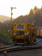 
Die Sonne geht so langsam unter, doch es wird noch gestopft auf dem Hauptgleis vom Rangierbahnhof der KSW Kreisbahn Siegen-Wittgenstein (ehem. Freien Grunder Eisenbahn AG) in Herdorf (10.11.2014). 
Im Einsatz ist die Plasser & Theurer Zweiwegestopfmaschine Typ Plassermatic 08-275/4 ZW-Y (Schweres Nebenfahrzeug Nr. 99 80 9824 001-8 D-WG) der WALTER GASTHAUS Gleis- und Tiefbau GmbH & Co. KG aus Duisburg (SRR Rhein-Ruhr).
